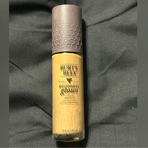 Burts Bees liquid Foundation Shade Pecan - Picture 2 of 3